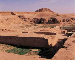 The city was surrounded by 1.2 kilometers square wall in the Middle Assyrian period. It has several gates and a big moat. The Old Palace with its roya
